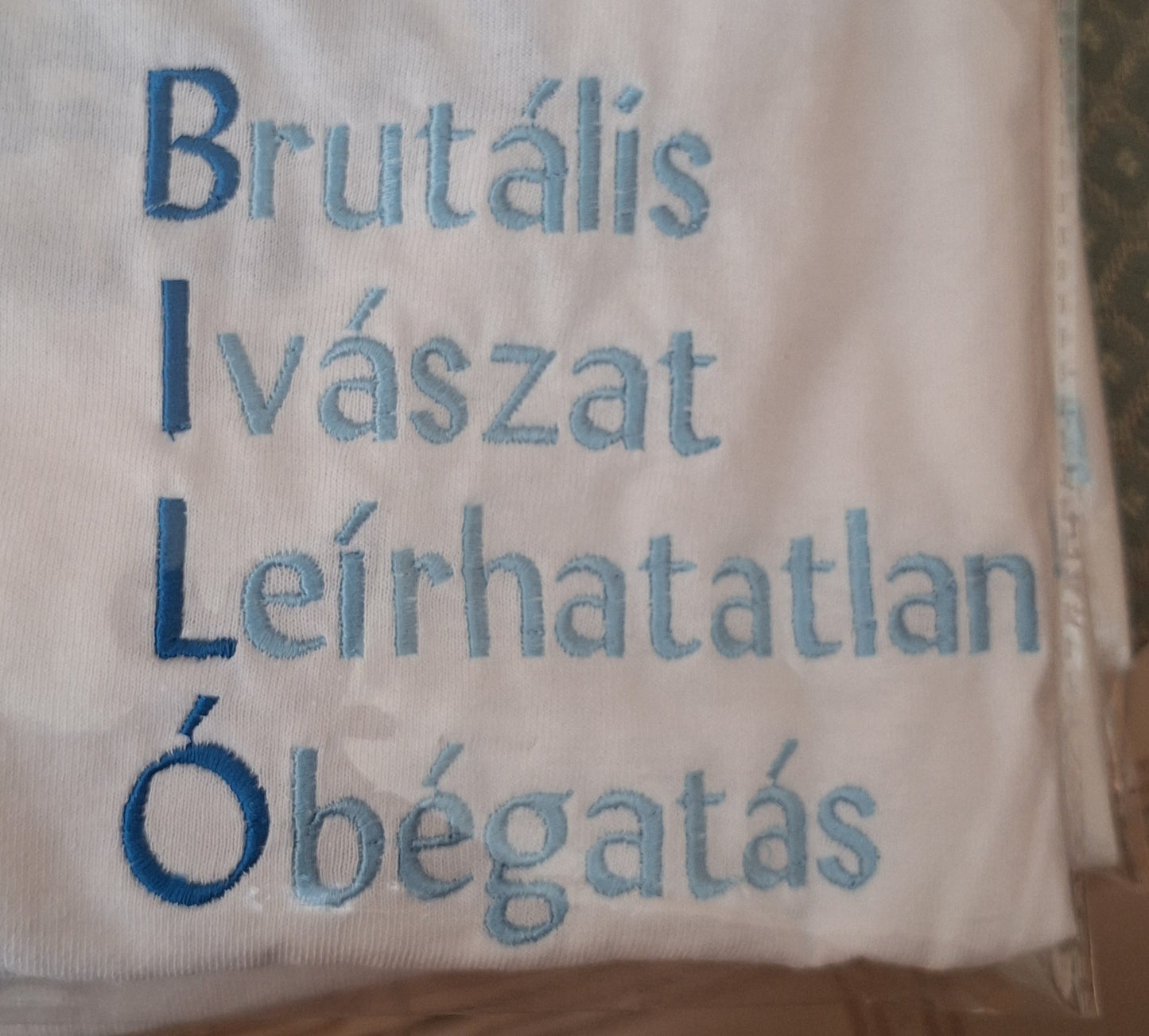 Egyedi hímzett legénybúcsú pólók – Személyre szabva a csapatotoknak